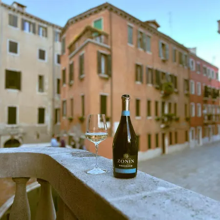 Splendid “true Apartment” Overlooking Water * Venedig