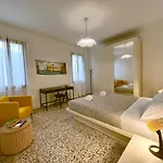 Apartment Splendid “true Apartment” Overlooking Water Venedig
